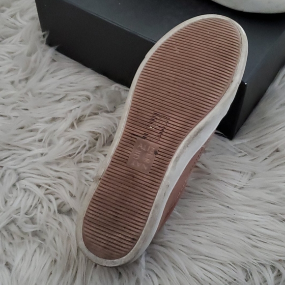 Pair of sneaker shoes - Picture 3 of 3